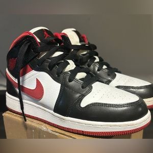 Jordan 1 high tops in black,white,red in the size 6y